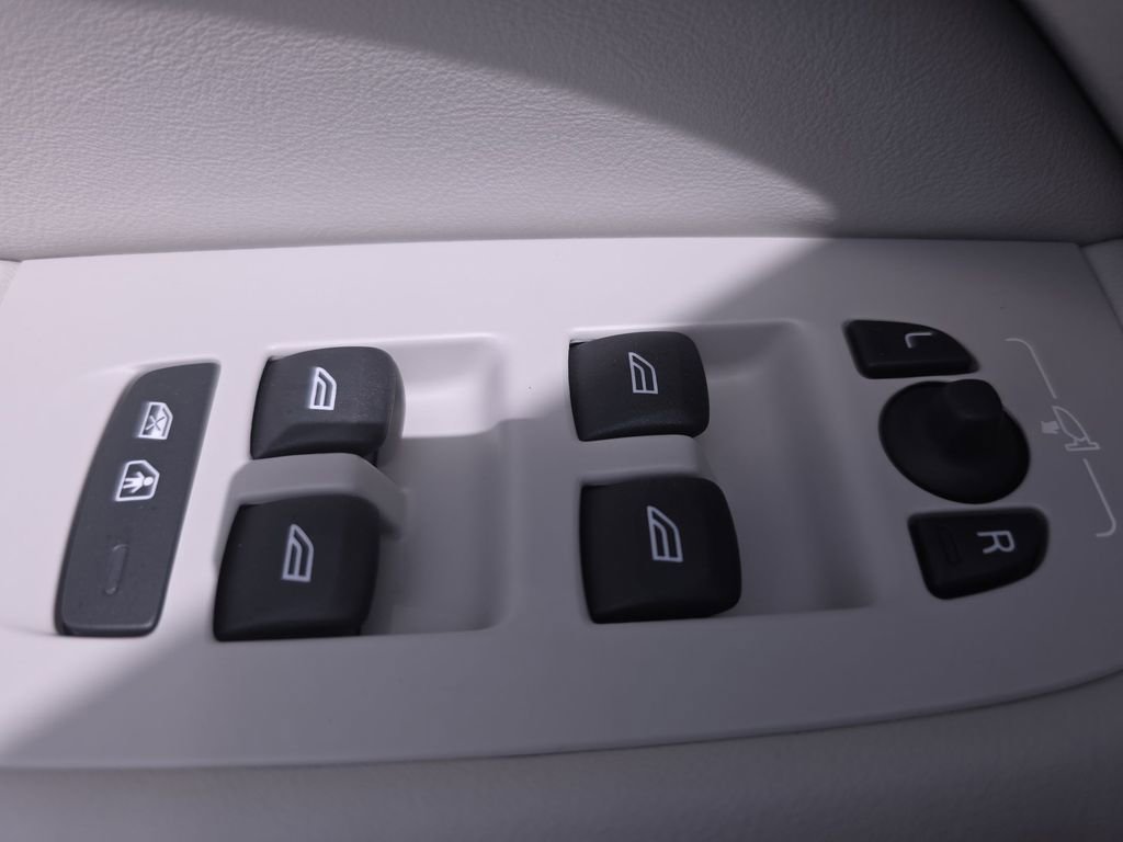 Used 2023 Volvo XC60 B5 Plus w/ Climate Package image 32