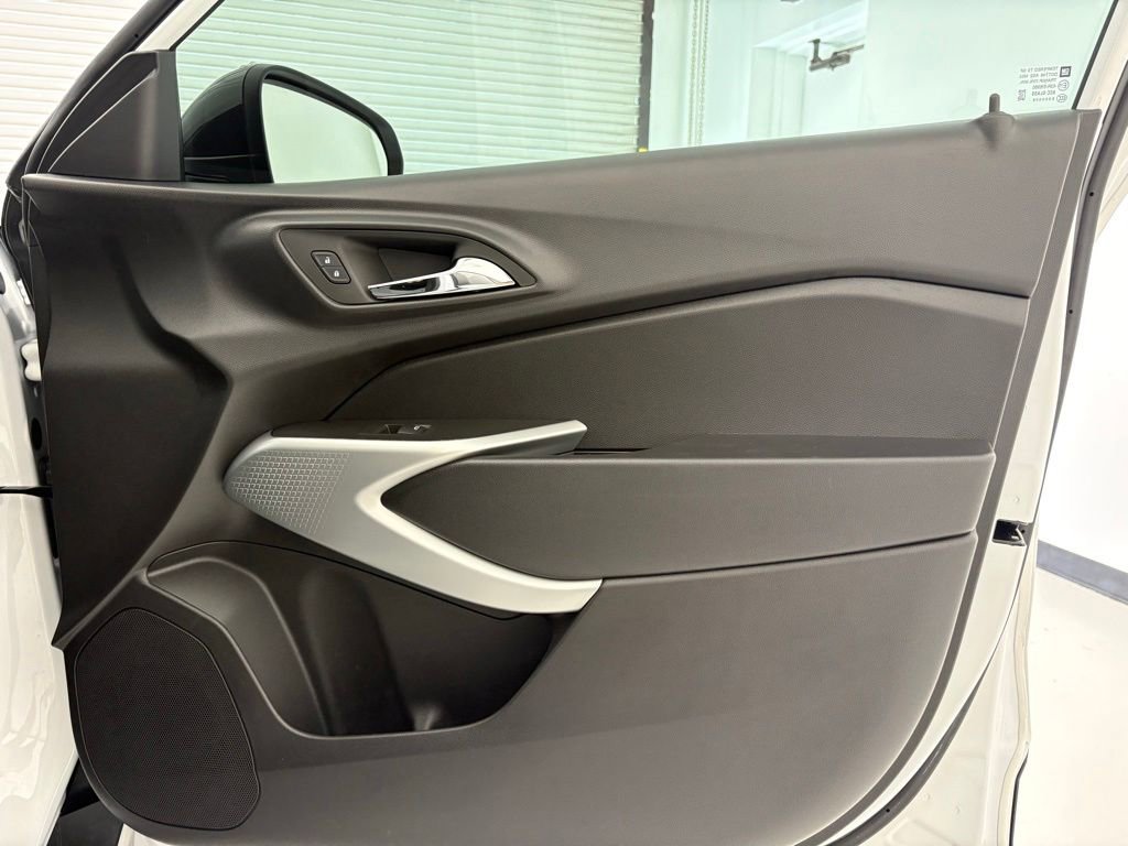 Certified 2025 Chevrolet Trax RS FWD image 32