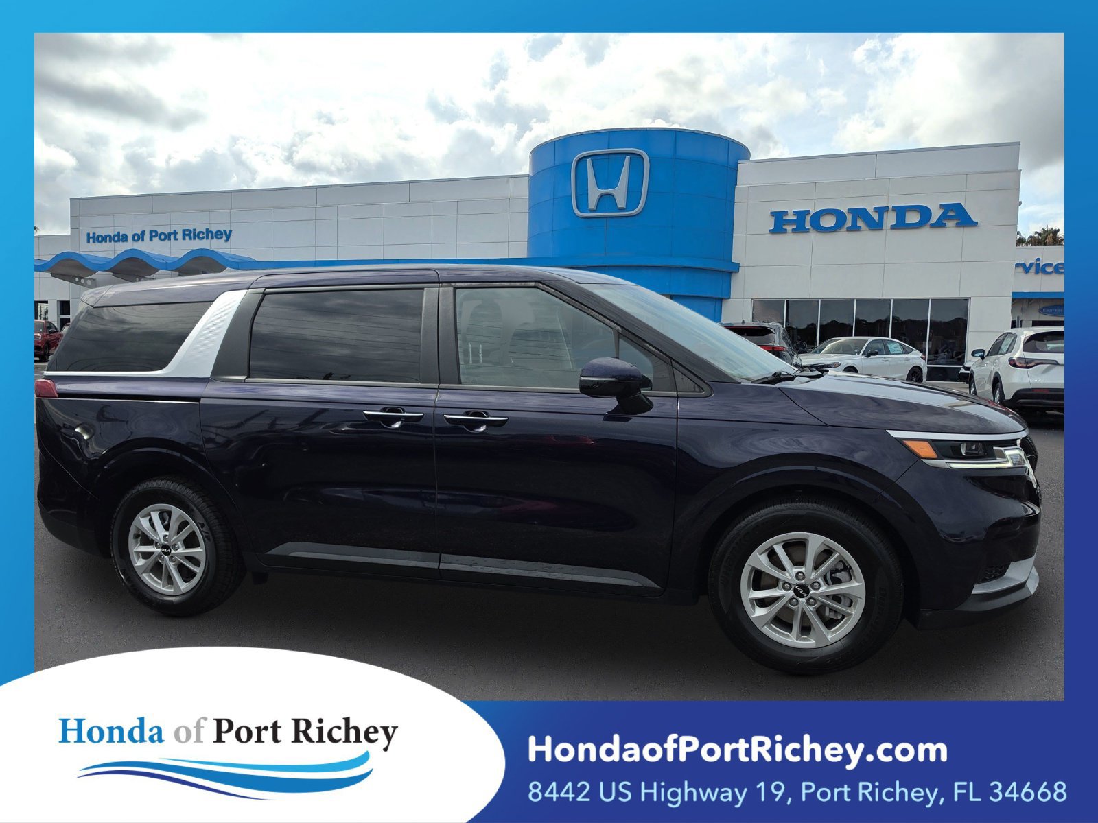 Used 2024 Kia Carnival LX FWD image 1