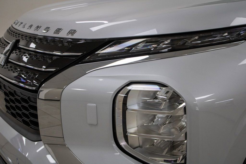 Used 2024 Mitsubishi Outlander SE image 11