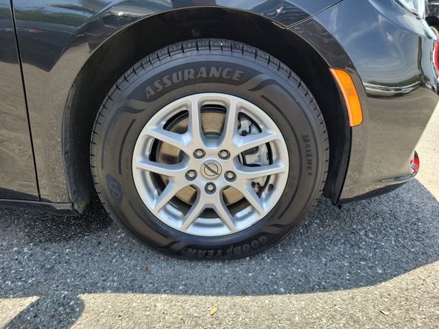 Used 2023 Chrysler Pacifica Touring-L FWD image 7