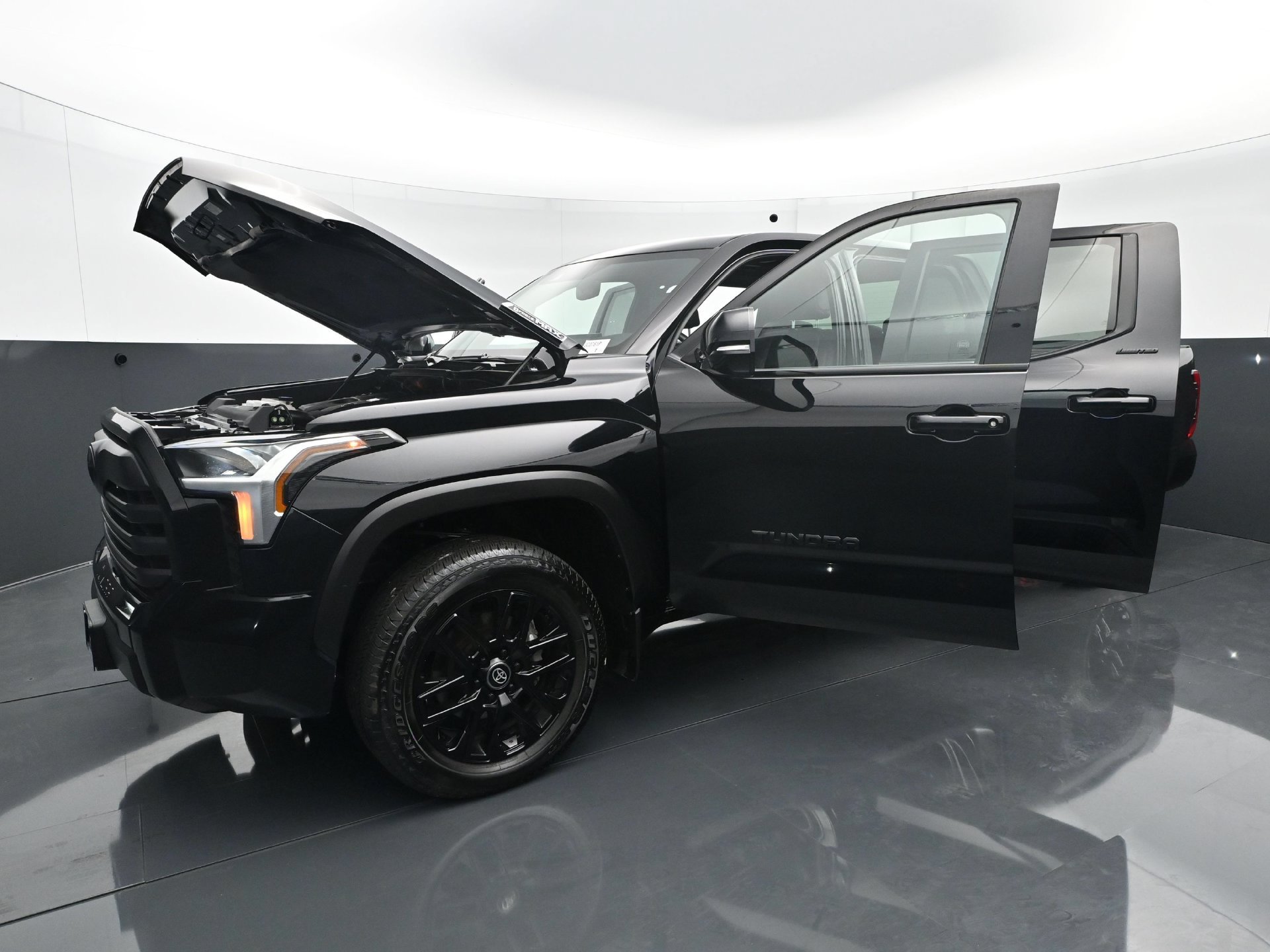 Used 2025 Toyota Tundra Limited AWD/4WD image 38