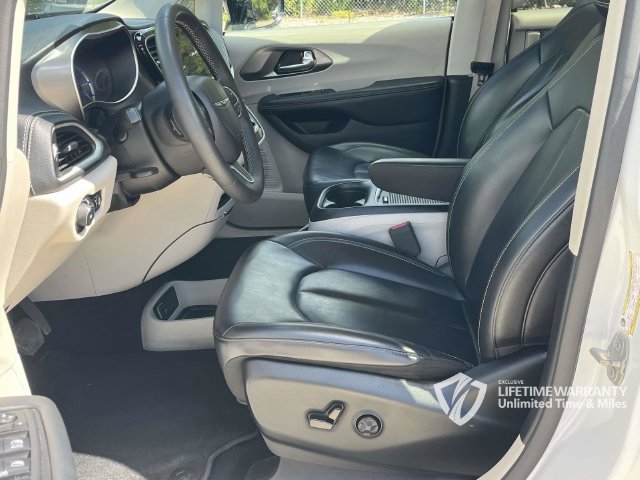 Used 2024 Chrysler Pacifica Limited FWD image 15