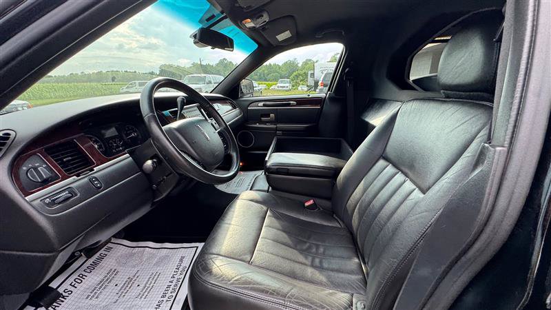 Used 2008 Lincoln Town Car Executive RWD image 39