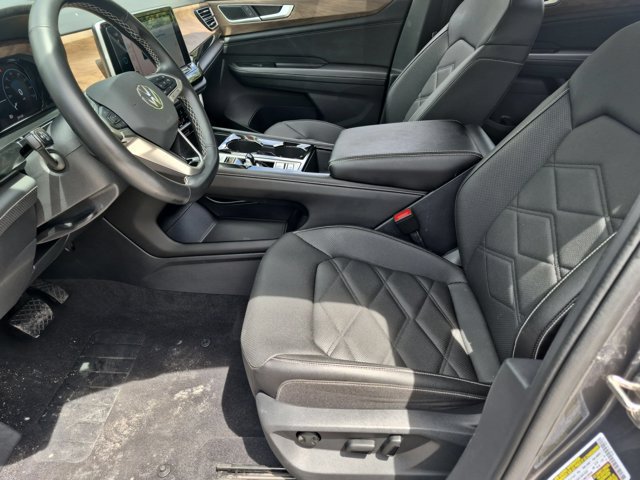 Used 2025 Volkswagen Atlas SE FWD image 24