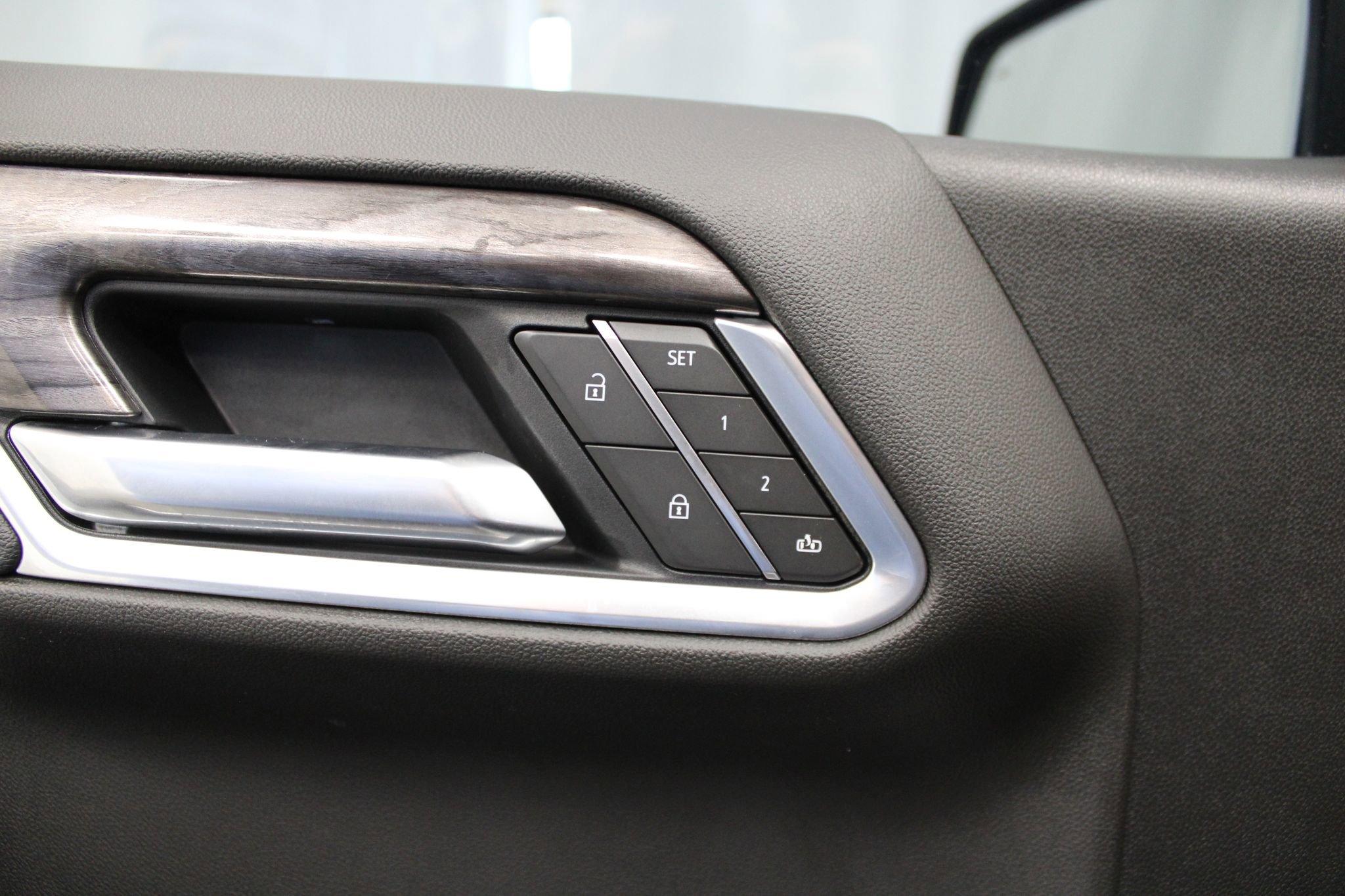 Used 2025 Chevrolet Silverado 1500 LTZ image 12