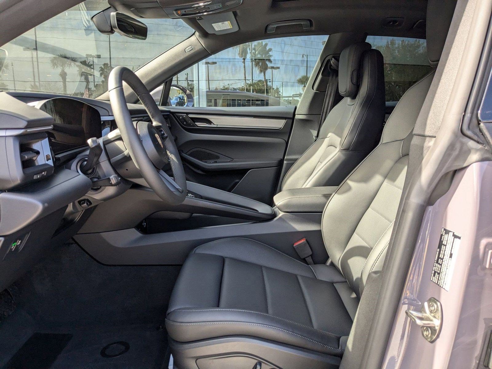 Certified 2025 Porsche Macan Electric image 5