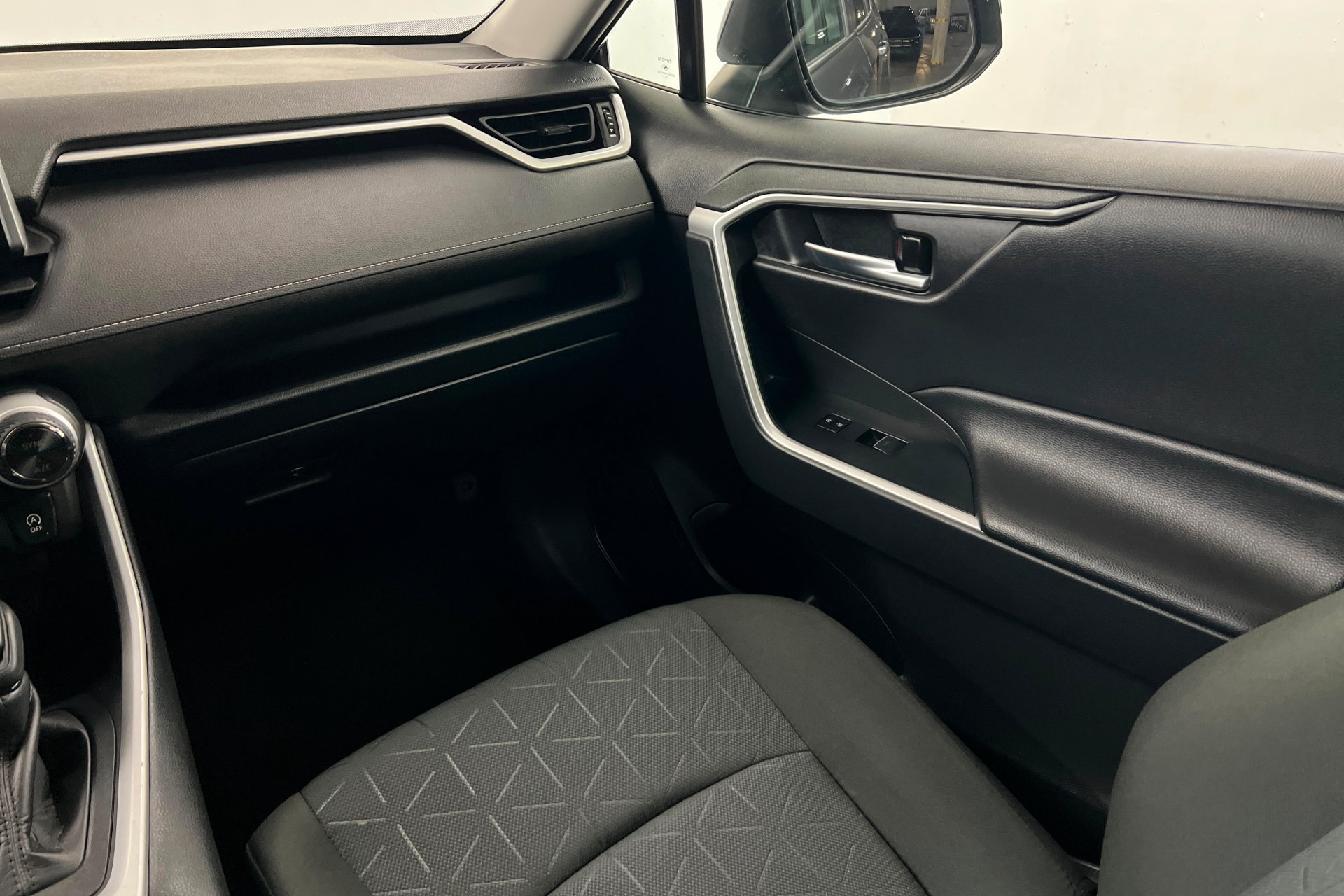 Used 2025 Toyota RAV4 XLE FWD image 11