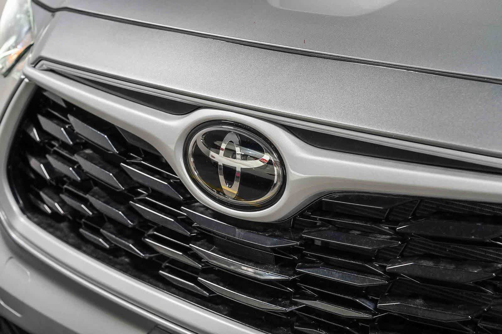 Used 2025 Toyota Highlander LE FWD image 8