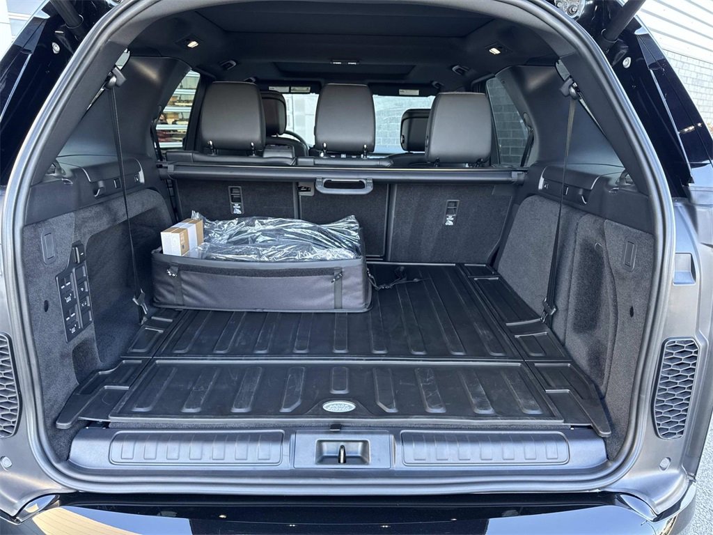 Used 2025 Land Rover Discovery Dynamic SE image 6