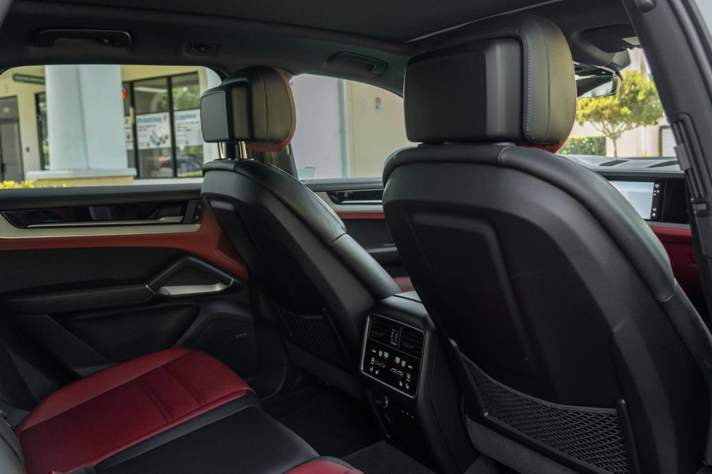 Used 2024 Porsche Cayenne AWD/4WD image 25