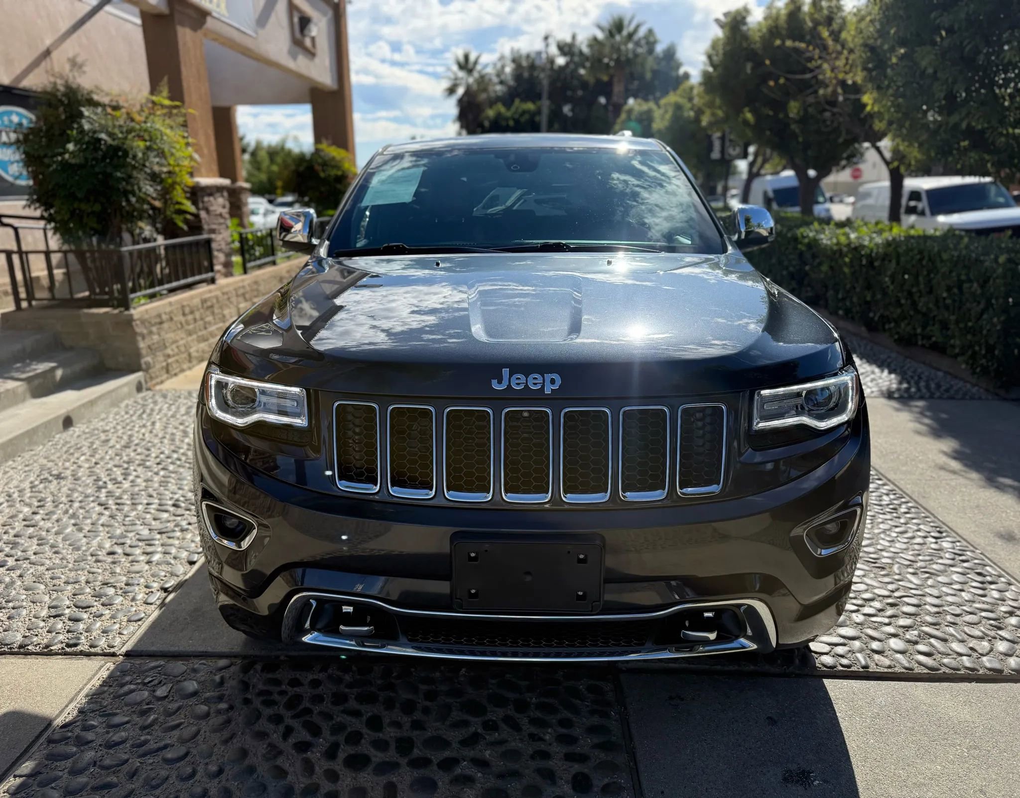Used 2016 Jeep Grand Cherokee Overland image 2