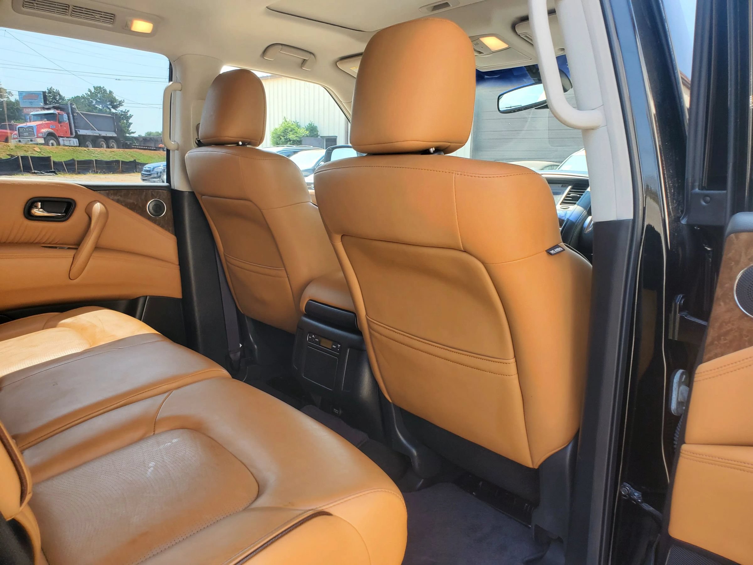 Used 2016 INFINITI QX80 4WD w/ Signature Edition Package image 29