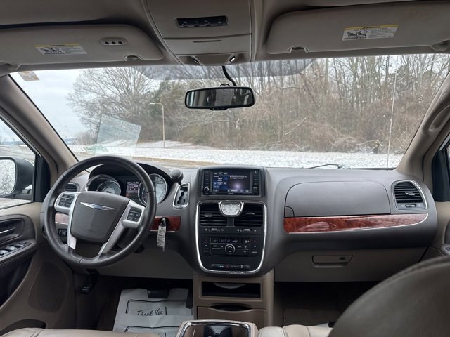 Used 2016 Chrysler Town & Country Touring image 12