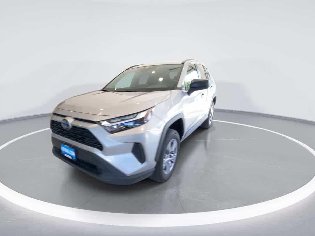 Used 2024 Toyota RAV4 LE AWD/4WD image 4