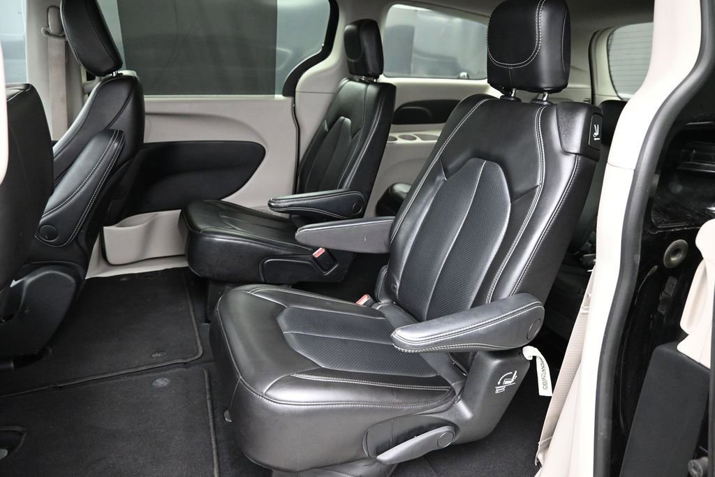 Used 2023 Chrysler Pacifica Touring-L FWD image 24