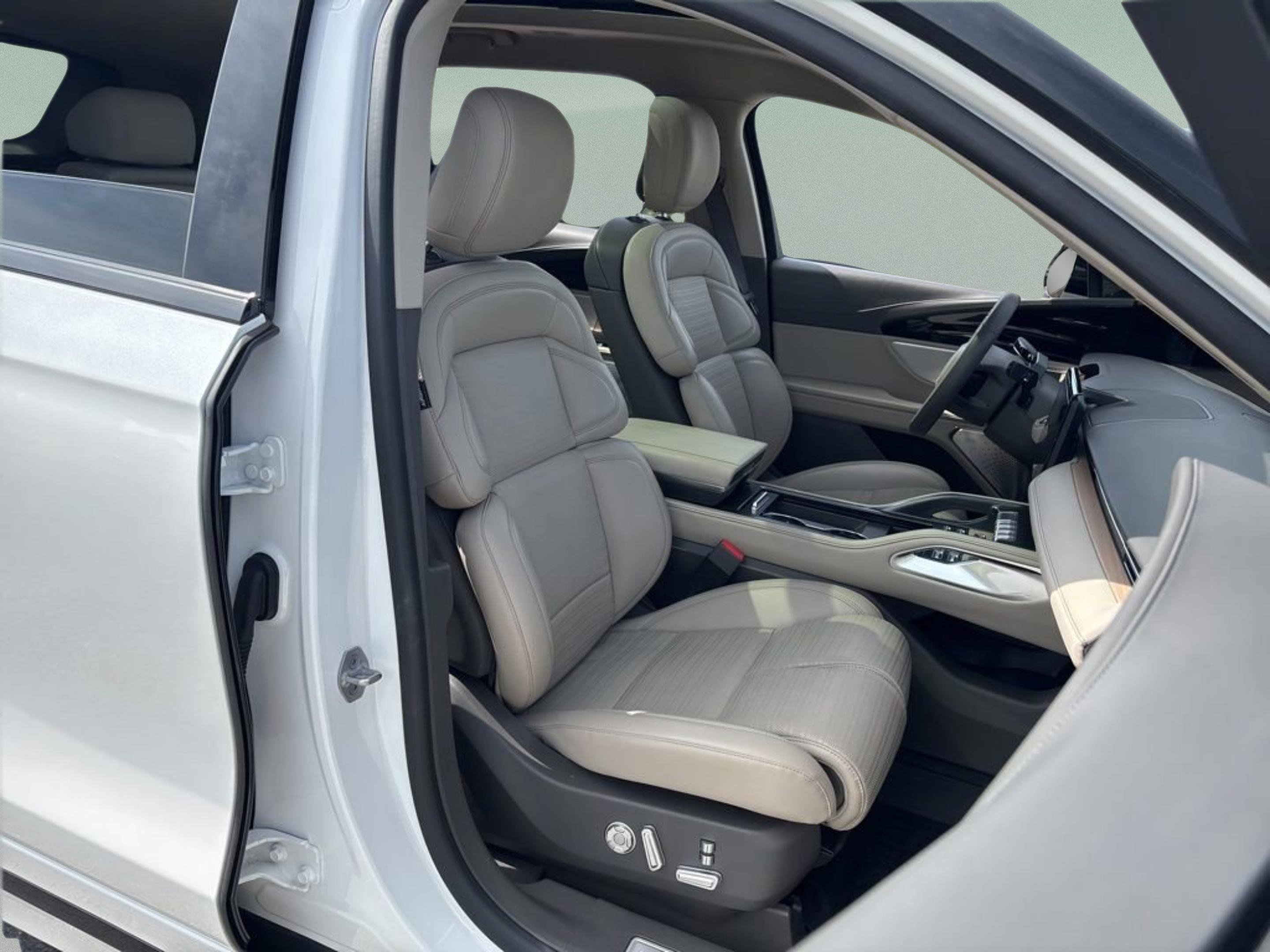 Used 2025 Lincoln Nautilus Reserve image 8