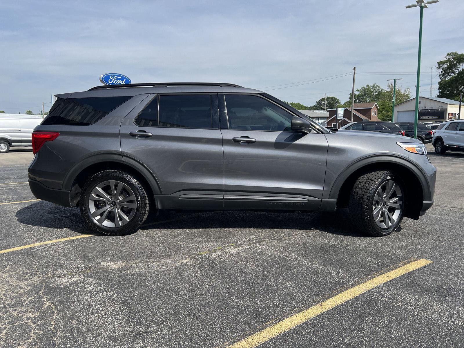 Used 2021 Ford Explorer XLT w/ Equipment Group 202A AWD/4WD image 4