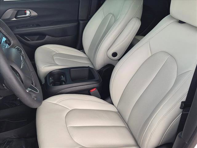 Used 2025 Chrysler Pacifica Select FWD image 15
