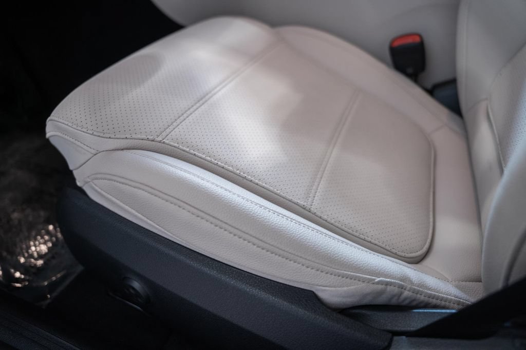 Used 2025 Mercedes-Benz C 300 4MATIC Sedan image 39