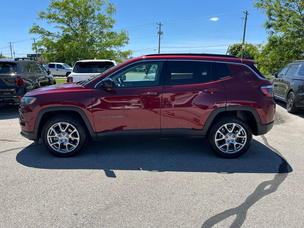 Used 2022 Jeep Compass Latitude w/ Sun and Sound Group AWD/4WD image 4