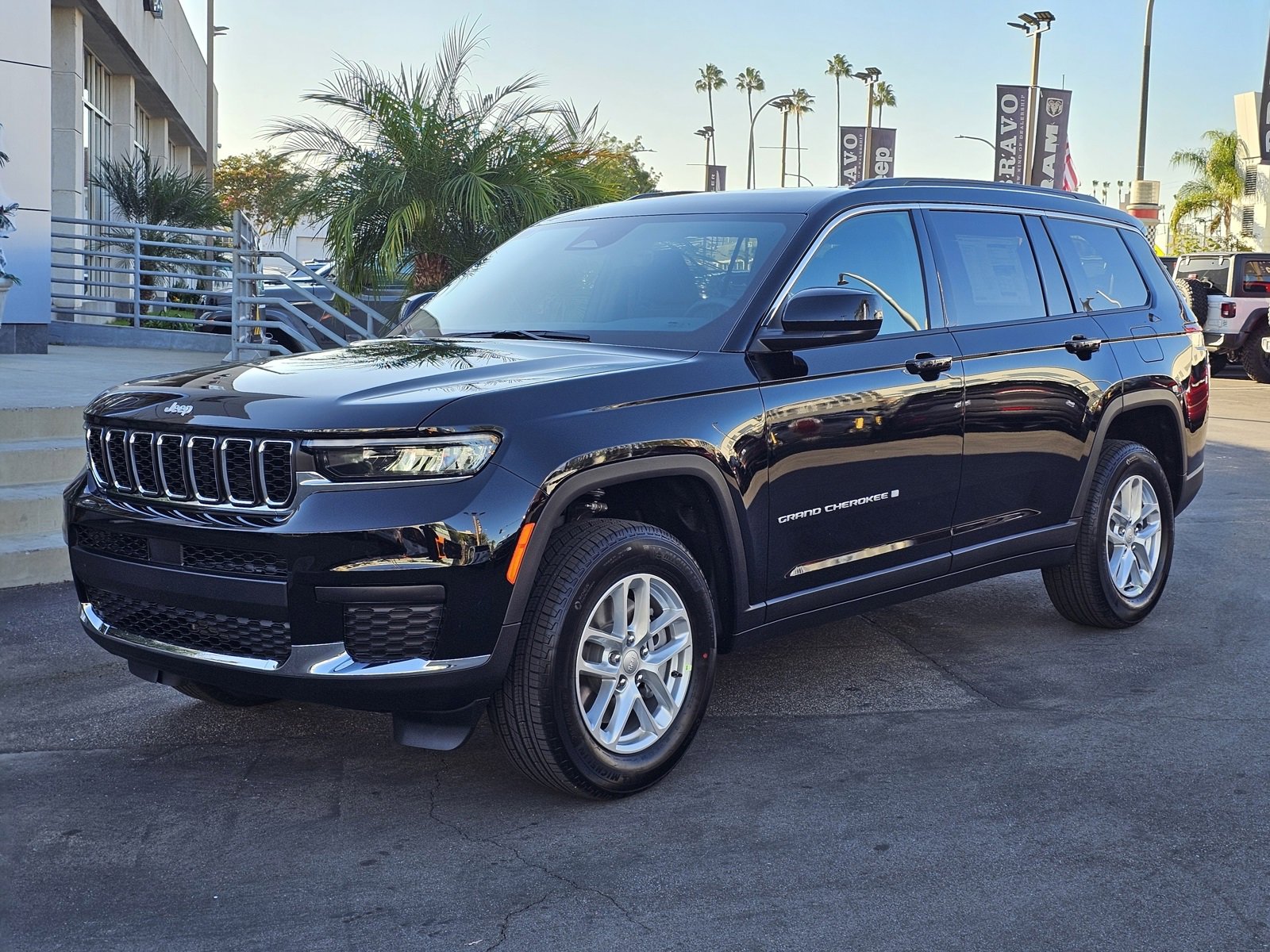 New 2025 Jeep Grand Cherokee L Laredo image 3