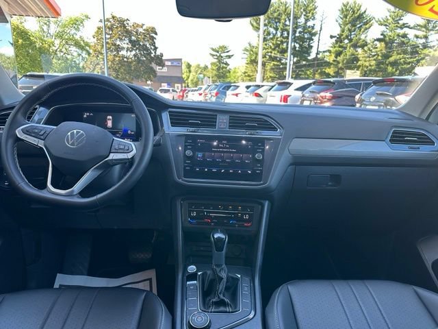 Used 2023 Volkswagen Tiguan SE AWD/4WD image 16