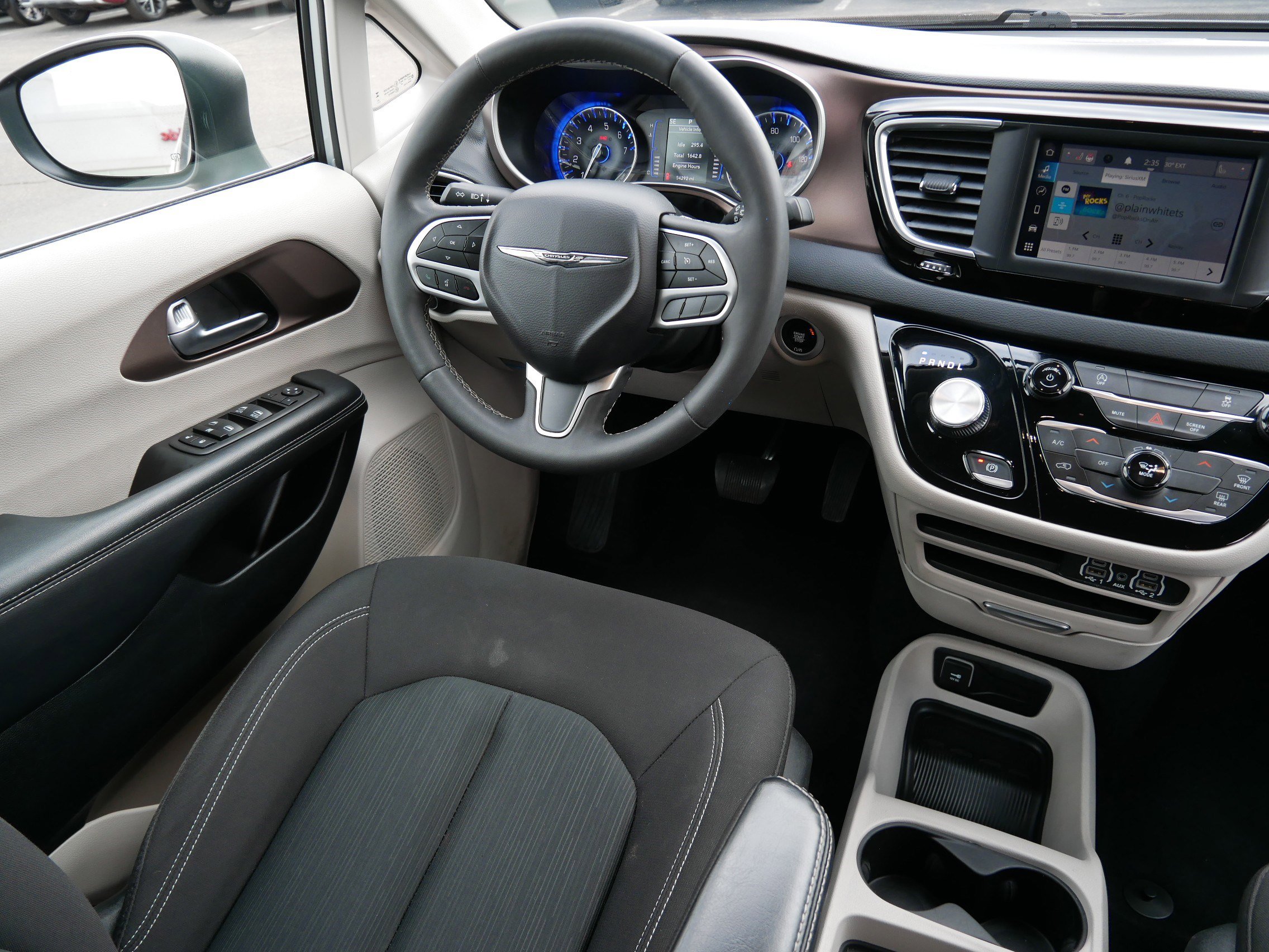 Used 2023 Chrysler Voyager LX image 9