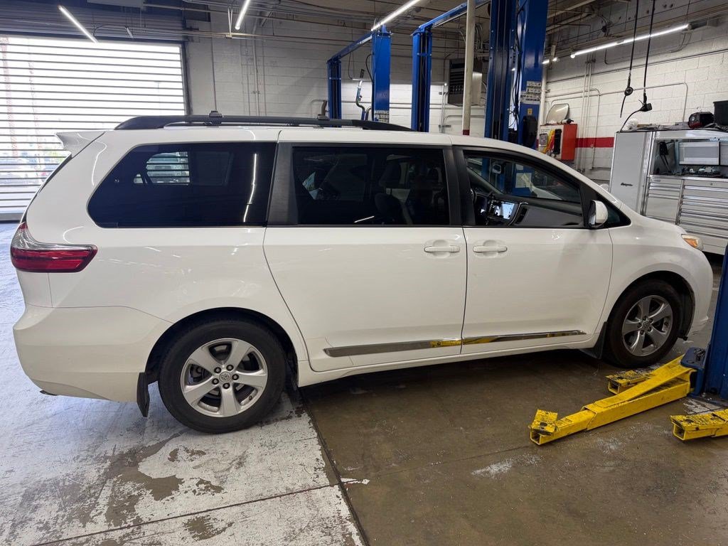 Used 2015 Toyota Sienna LE FWD image 11
