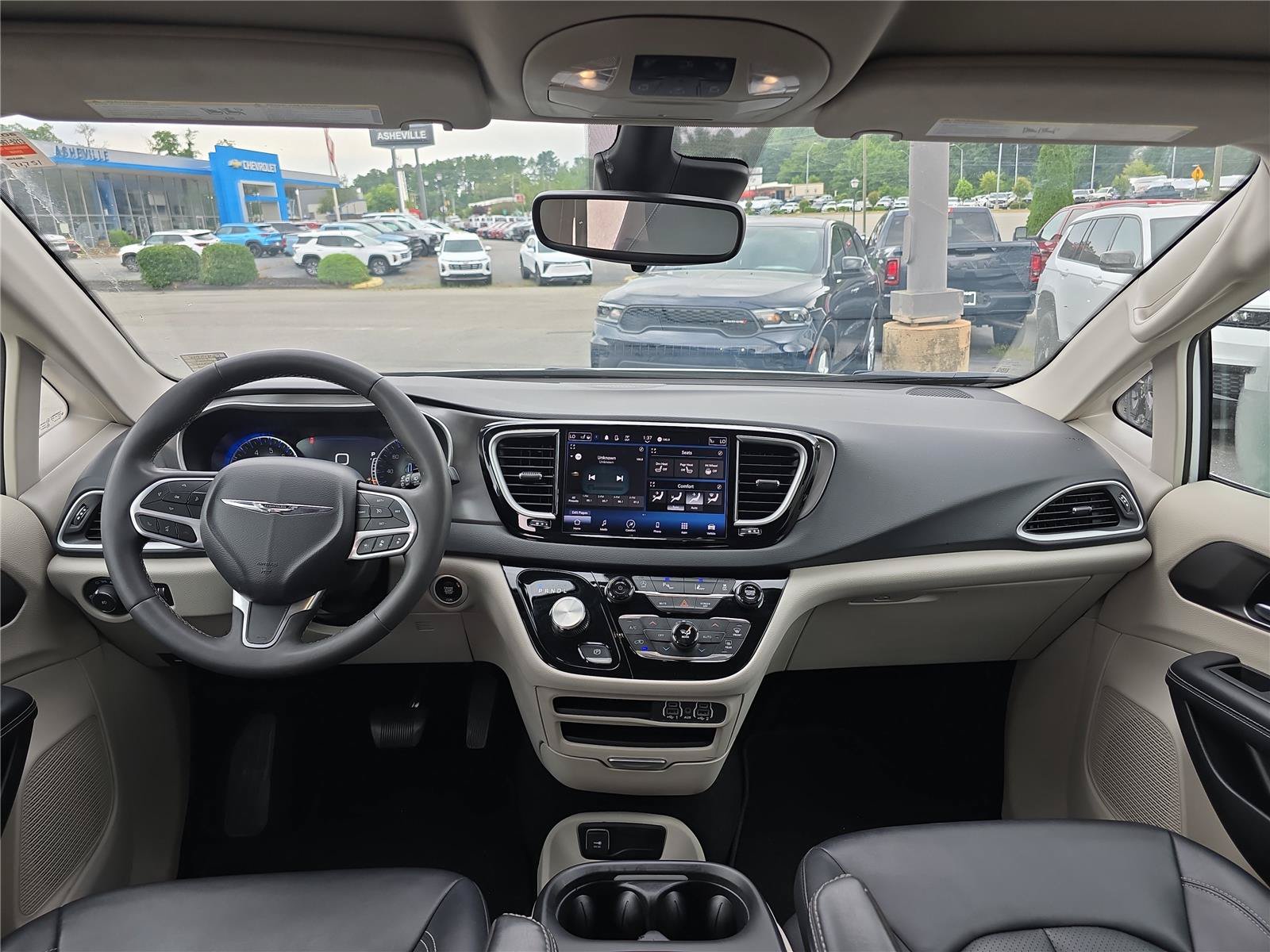 Used 2024 Chrysler Pacifica Touring-L FWD image 16
