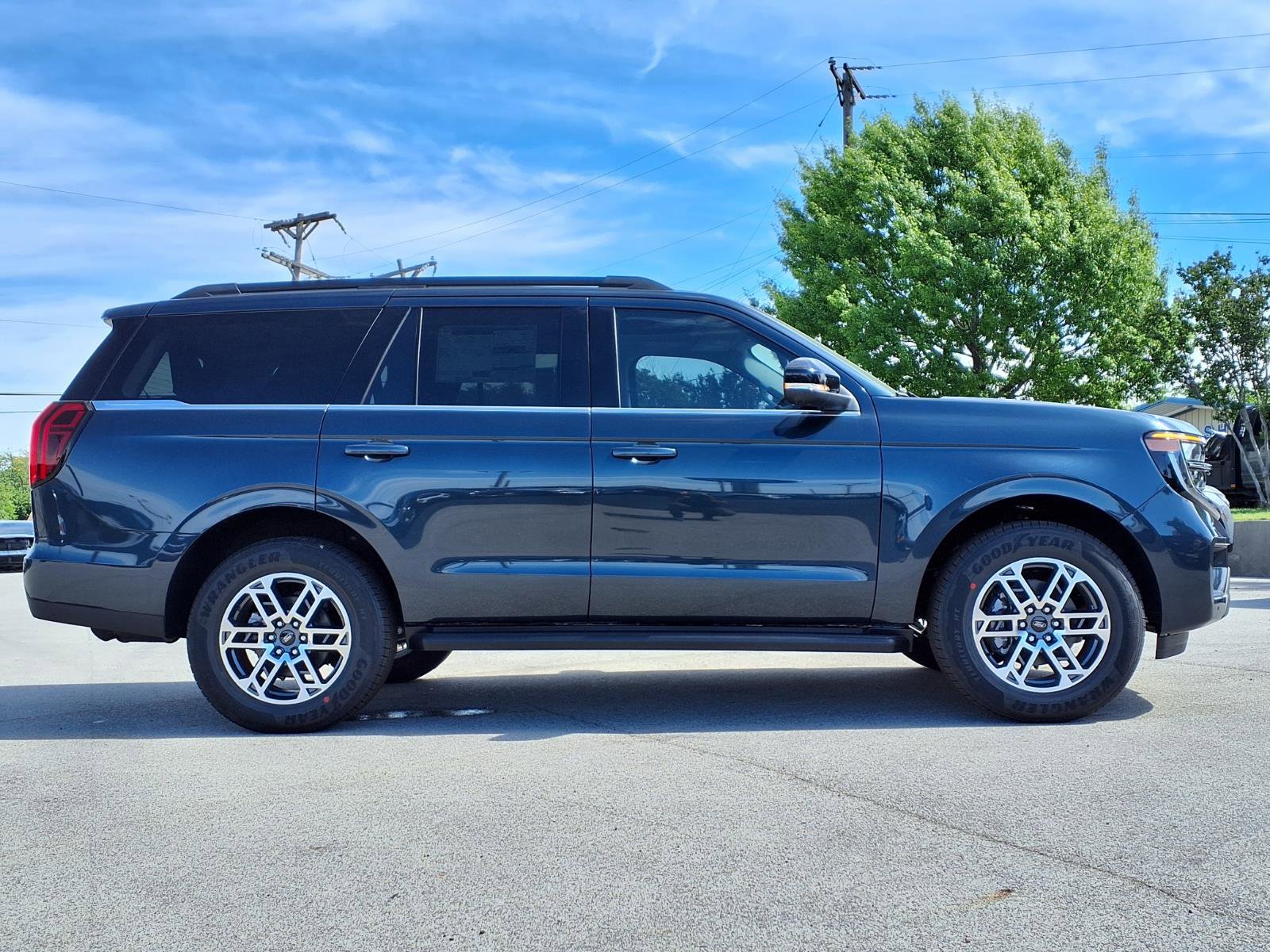 New 2026 Ford Expedition Active image 3