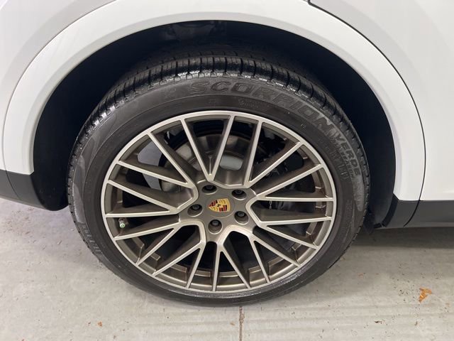 Used 2023 Porsche Cayenne Platinum Edition image 25