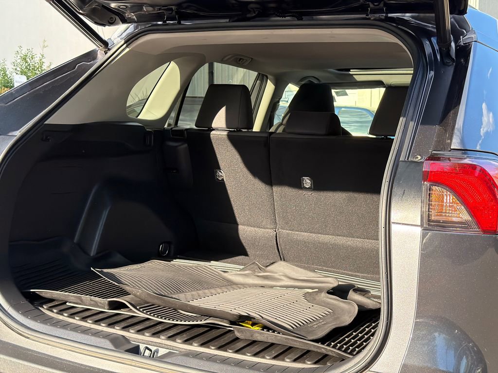 Used 2020 Toyota RAV4 XLE w/ Convenience Package image 8