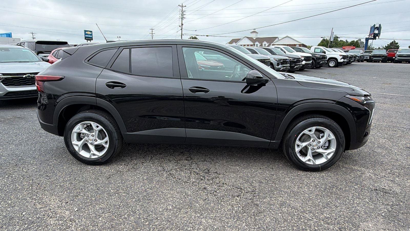 New 2026 Chevrolet Trax LS w/ LS Convenience Package FWD image 4