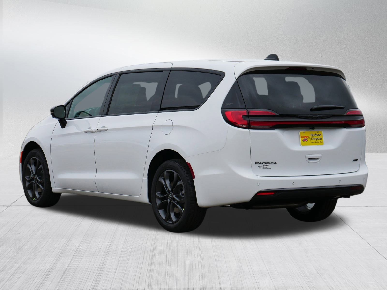 New 2026 Chrysler Pacifica Select image 3