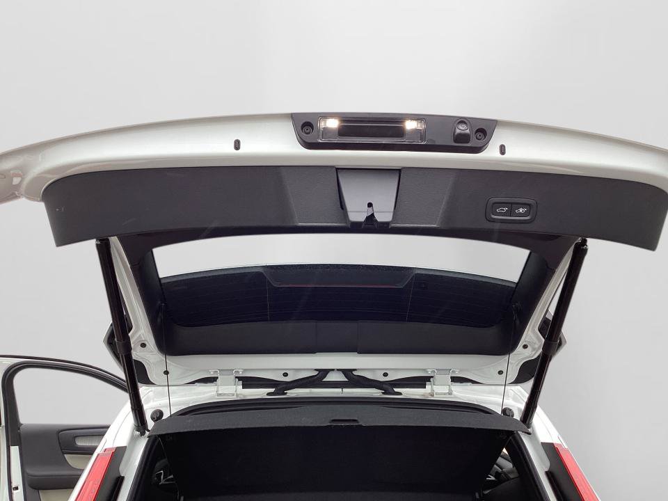 Certified 2025 Volvo XC40 B5 Plus AWD/4WD image 18