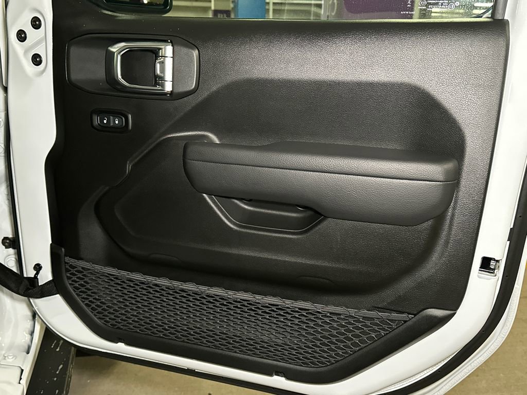 Used 2025 Jeep Wrangler Rubicon w/ Safety Group image 15