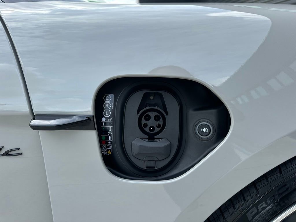 Used 2026 Porsche Taycan image 44