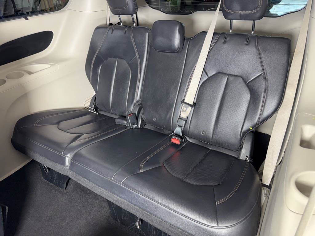 Used 2018 Chrysler Pacifica Touring-L FWD image 26