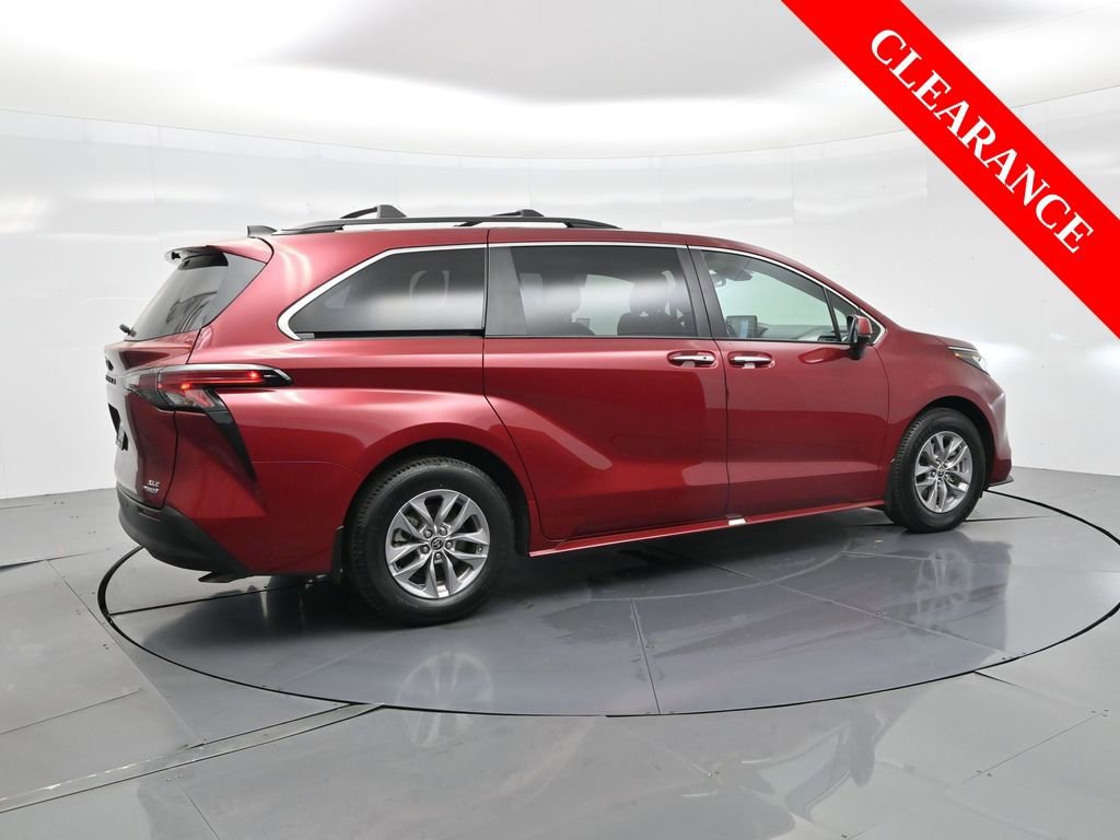 Used 2022 Toyota Sienna XLE image 7