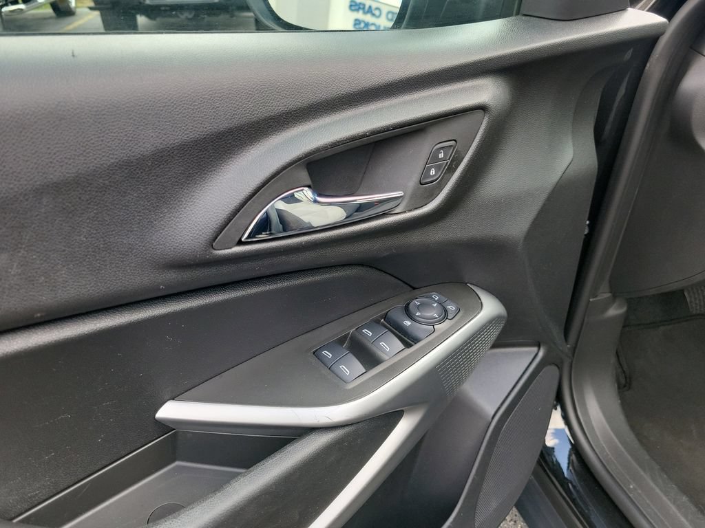 Used 2024 Chevrolet Trax RS w/ Sunroof Package FWD image 24