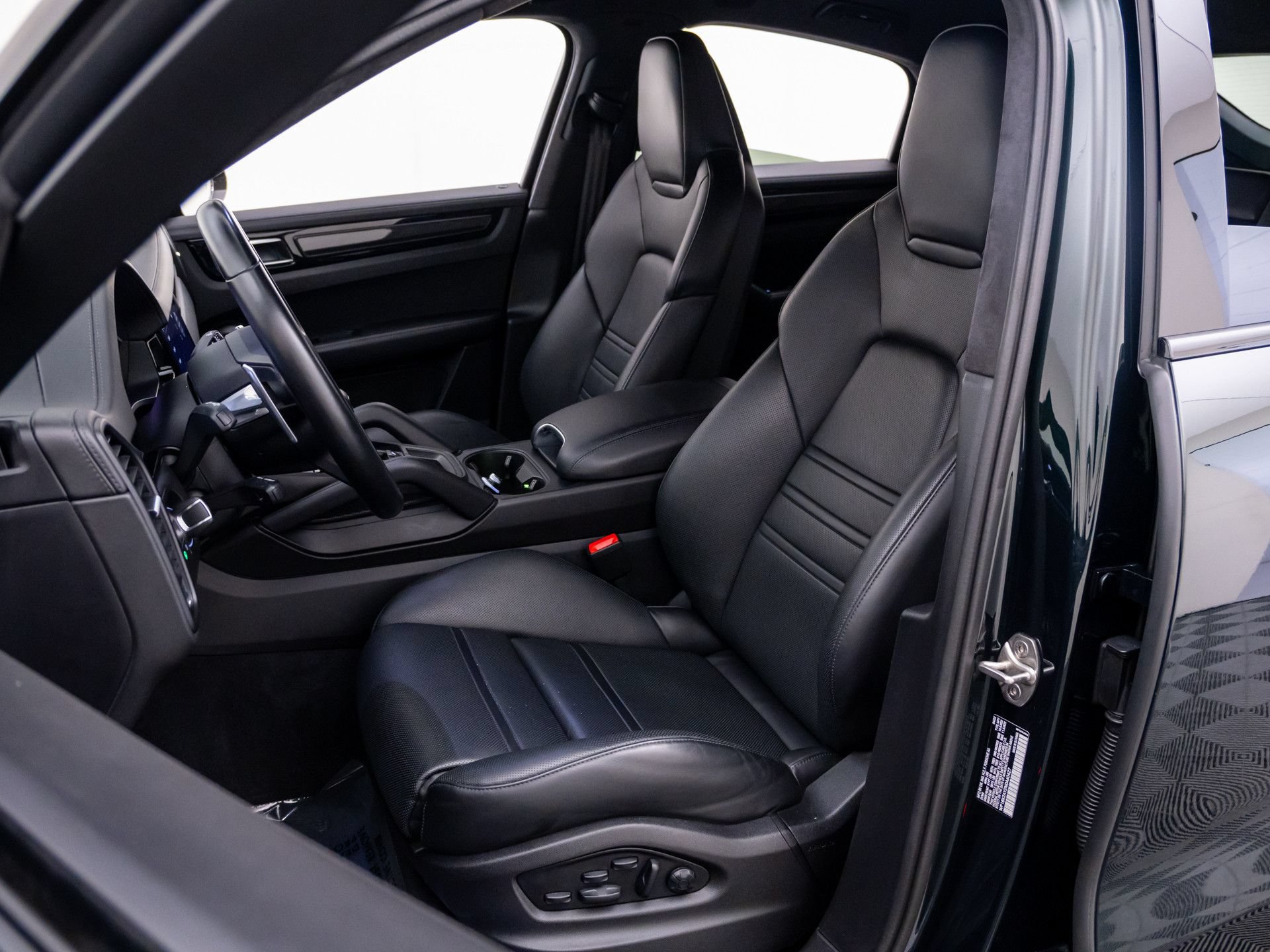 Certified 2022 Porsche Cayenne Turbo GT AWD/4WD image 5