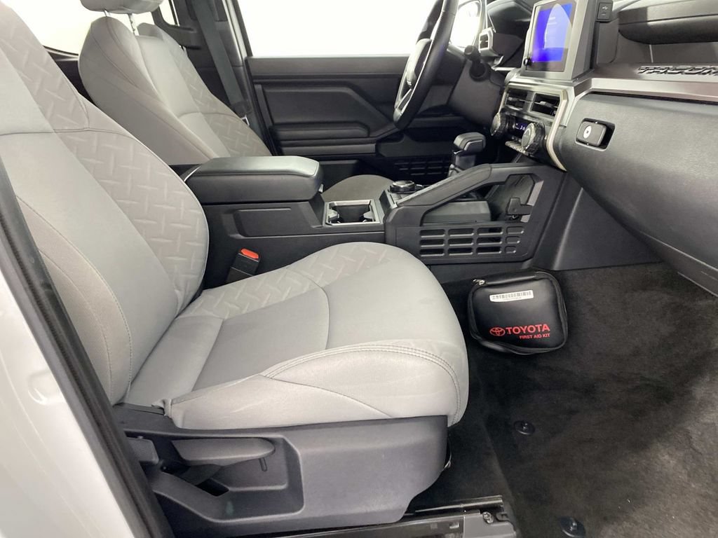 Used 2025 Toyota Tacoma SR5 AWD/4WD image 11