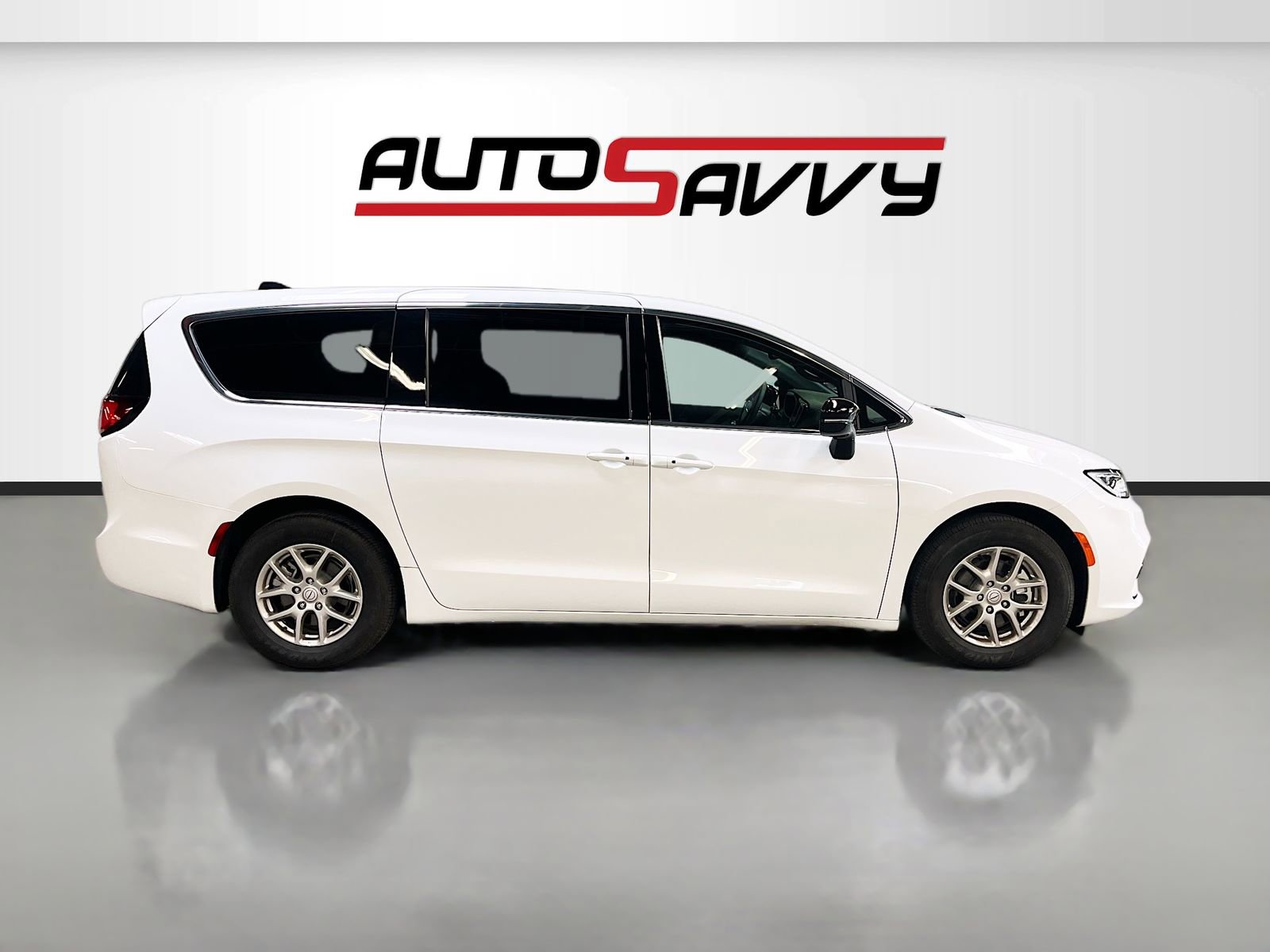 Used 2026 Chrysler Pacifica Select image 8