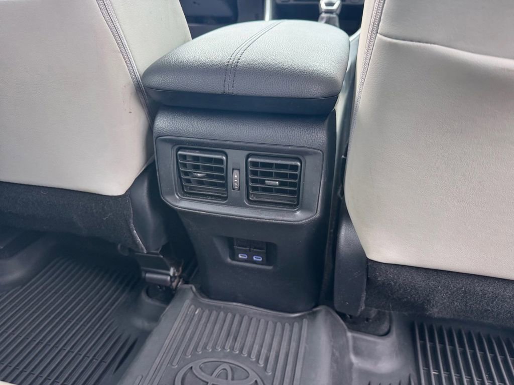 Used 2022 Toyota RAV4 XLE Premium image 23