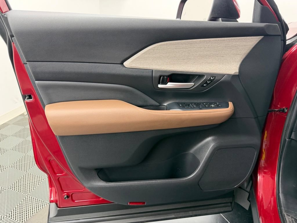 Certified 2024 Toyota Grand Highlander AWD image 18