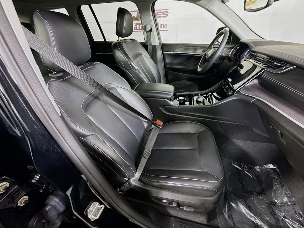 Used 2023 Jeep Grand Cherokee Limited w/ Black Appearance Package AWD/4WD image 33