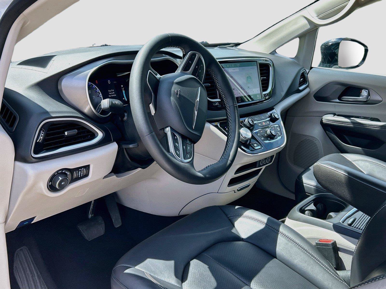 Used 2024 Chrysler Pacifica Touring-L FWD image 27