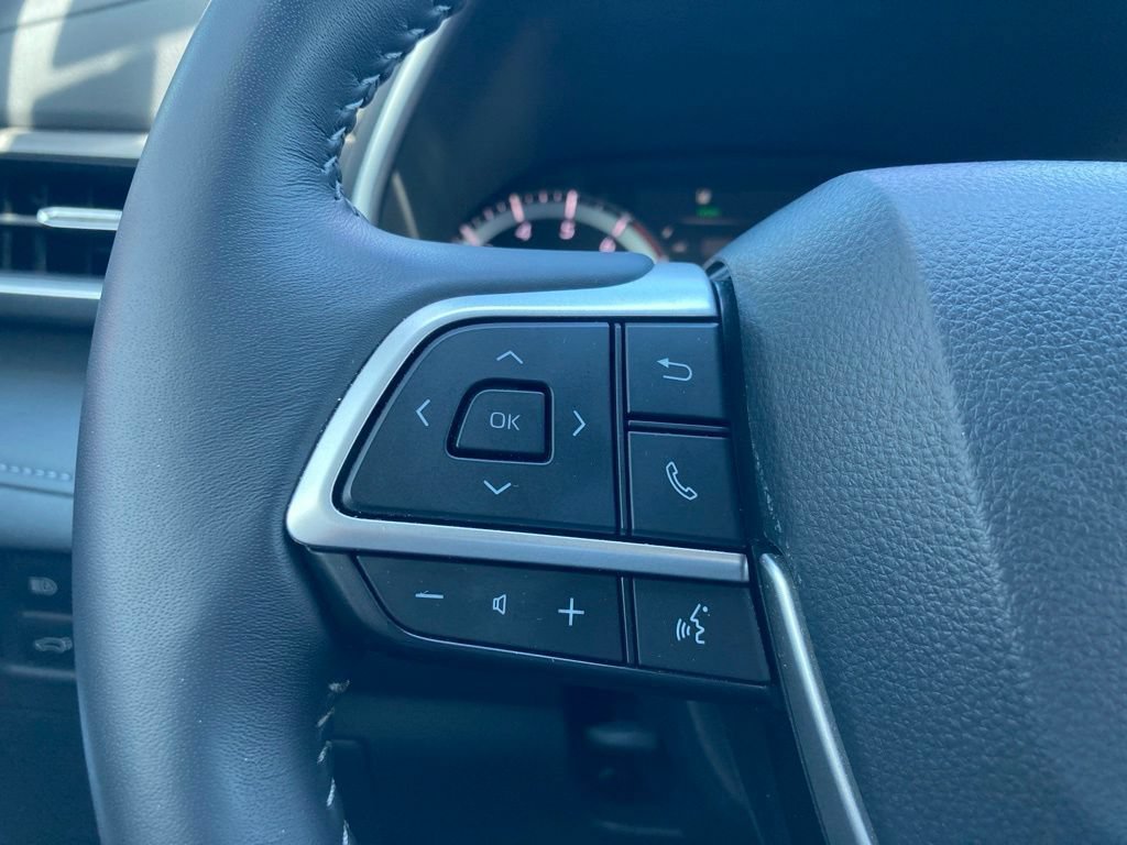 Certified 2025 Toyota Highlander XLE FWD image 16