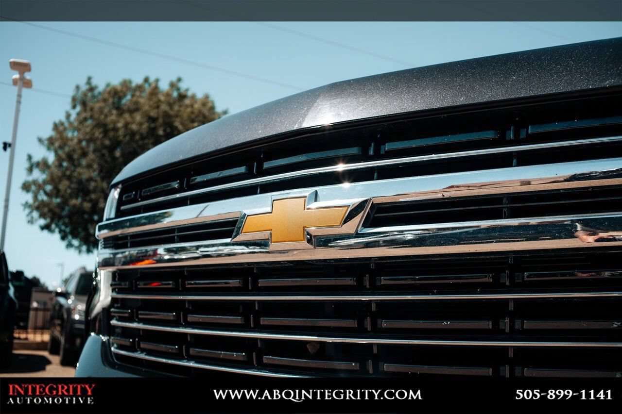 Used 2024 Chevrolet Suburban LT RWD image 10